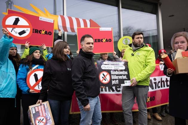 Bilder des Jahres 2025, News 01 Januar News Themen der Woche KW02 Nach mehreren gravierenden Vorfaellen zu Silvester fordern rund zwei Millionen Menschen in einer Petition und einem offenen Brief ein bundesweites privates Boellerverbot. Die Unterschriften wurden am Montag, 06.01.2025, in Berlin an das Bundesinnenministerium uebergeben (Foto). Die Kampagne unter dem Motto BoellerCiao wird von rund 35 Organisationen getragen, darunter von der Gewerkschaft der Polizei (GdP), der Deutschen Umwelthilfe, der Bundesaerztekammer, dem Deutschen Tierschutzbund und dem Deutschen Naturschutzring. In einem offenen Brief der Kampagne an Bundesinnenministerin Faeser (SPD) heisst es, das private Silvesterfeuerwerk sei in der heutigen Zeit der falsche Start in ein neues Jahr . Die Unmengen an Boellern und Raketen seie Copyright: epd-bild HansxScherhaufer 01HSM29741