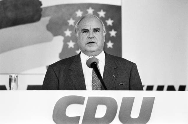 Archivbilder der Woche KW02 Deutschland, Siegburg, 30.09.1994 Archiv.: 49-71-24 CDU-Bundestagswahlkampf Foto: Bundeskanzler Helmut Kohl im Bundestagswahlkampf CDU-Bundestagswahlkampf *** Germany, Siegburg, 30 09 1994 Archive 49 71 24 CDU Bundestag election campaign Photo Federal Chancellor Helmut Kohl in the Bundestag election campaign CDU Bundestag election campaign