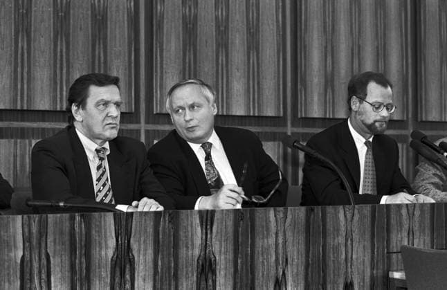 Archivbilder der Woche KW02 Deutschland, Bonn, 30.09.1994 Archiv.: 49-62-35 SPD-Pressekonferenz Foto: v.l.n.r.: Gerhard Schroeder, Oskar Lafontaine und Rudolf Scharping SPD-Pressekonferenz *** Germany, Bonn, 30 09 1994 Archive 49 62 35 SPD press conference Photo from left to right Gerhard Schroeder, Oskar Lafontaine and Rudolf Scharping SPD press conference