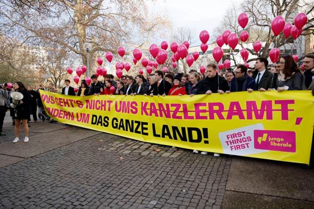 Franziska Brandmann und Mitglieder der Jungen Liberalen lassen traditionell Luftballons mit Forderungen steigen beim FDP Dreikönigstreffen 2025 im Stuttgarter Opernhaus. Stuttgart, 06.01.2025 *** Franziska Brandmann and members of the Young Liberals traditionally release balloons with demands at the FDP Epiphany Meeting 2025 at Stuttgart Opera House Stuttgart, 06 01 2025 Foto:xJ.xMWx xFuturexImagex dreikoenigstreffen_5102