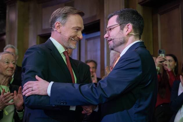 FDP Dreikoenigstreffen in Stuttgart Christian Lindner (FDP) gratuiliert Marco Buschmann, zu seiner mitreisenden Rede im Rahmen der Dreikoenigskundgebung der Freien Demokraten im Opernhaus in Stuttgart, Stuttgart, 06.01.2025 Stuttgart Baden-Wuerttemberg Deutschland *** FDP Three Kings Meeting in Stuttgart Christian Lindner FDP congratulates Marco Buschmann, on his traveling speech at the Three Kings Rally of the Free Democrats at the Opera House in Stuttgart, Stuttgart, 06 01 2025 Stuttgart Baden Wuerttemberg Germany