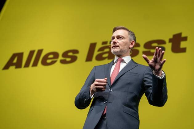 FDP Dreikoenigstreffen in Stuttgart Christian Lindner (FDP) im Portrait bei seiner Rede mit besonderer Geste auf der Buehne im Rahmen der Dreikoenigskundgebung der Freien Demokraten im Opernhaus in Stuttgart, Stuttgart, 06.01.2025 Stuttgart Baden-Wuerttemberg Deutschland *** FDP Three Kings Meeting in Stuttgart Christian Lindner FDP in portrait during his speech with a special gesture on stage at the Three Kings Rally of the Free Democrats at the Opera House in Stuttgart, Stuttgart, 06 01 2025 Stuttgart Baden Wuerttemberg Germany