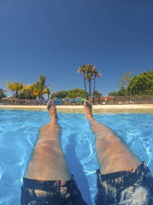 Beine eines Touristen, der in einem Schwimmbad in einem Wasserpark im Sommerurlaub schwimmt und entspannt Legs of a tourist floating and relaxing in a swimming pool at a water park during summer vacation Copyright: imageBROKER UnaixHuizi ibxuhu12046372.jpg ,model released, Symbolfoto ,property released
