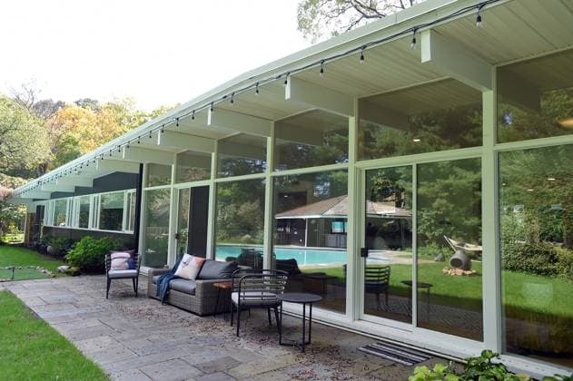 Jill Smokler s midcentury modern home renovation Bestselling author and founder of the Scary Mommy blog, Jill Smokler bought a midcentury modern home in Pikesville, Md., and recently completed renovations. (Lloyd Fox Baltimore Sun TNS) Pikesville MD USA EDITORIAL USE ONLY Copyright: xx 1285518 LloydxFoxx krtphotoslive856859