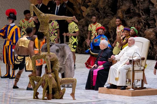 Bilder des Jahres 2025, Entertainment 01 Januar Entertainment Themen der Woche KW02 News Bilder des Tages Pope Francis Leads His Weekly General Audience In The Paul VI Hall Pope Francis observes artists performing for the African circus CircAfrica, which features a fake elephant, during the weekly general audience in the Paul VI hall at the Vatican on January 8, 2025. Vatican City Vatican  Copyright: xMassimoxValicchiax originalFilename: valicchia-notitle250108_npivk.jpg