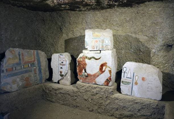 Bilder des Jahres 2025, News 01 Januar News Themen der Woche KW02 News Bilder des Tages New archaeological discovery in Luxor, Egypt Stone fragments bearing scenes of rituals in well preserved colors are displayed on site during a partial excavation of the Assassif Ptolmaic necropolis, during a media event to announce new discoveries by an Egyptian archaeological expedition at Queen Hatshepsut s Valley Temple in Deir El-Bahari on the Nile s west bank in Luxor, Egypt on January 08, 2025. The Egyptian mission was able to uncover an intact part of the foundations of the Valley Temple, which was located on the outskirts of the valley as being the main entrance gate to the funerary temple of Queen Hatshepsut Djesr- Djesro , which is considered the most beautiful funerary temple ever built by the Ancient Egyptians in the 18th Dynas Copyright: xMatrixxImagesx xKhaledxElfiqix 