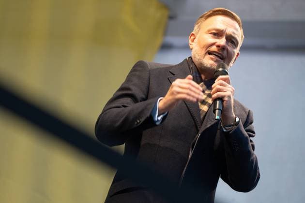 News Bilder des Tages Christian Lindner, FDP-Parteivorsitzender und ehemaliger Bundesfinanzminister, während der Wahlkampfveranstaltung auf dem Universitätsplatzu in Rostock, Mecklenburg-Vorpommern;Christian Lindner, FDP-Parteivorsitzender und ehemaliger Bundesfinanzminister, während der Wahlkampfveranstaltung auf dem Universitätsplatzu in Rostock, Mecklenburg-Vorpommern, Rostock Mecklenburg-Vorpommern Deutschland Universitätsplatz *** Christian Lindner, FDP Party Chairman and former Federal Minister of Finance, during the election campaign event on the University Square in Rostock, Mecklenburg-Vorpommern Christian Lindner, FDP Party Chairman and former Federal Minister of Finance, during the election campaign event on the University Square in Rostock, Meck