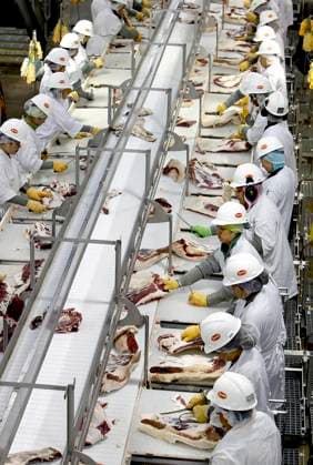 Tyson Foods helped create the meat crisis it now warns against Workers trim beef at the Tyson Fresh Meats plant in Dakota City, Neb. in 2012. (Keith Myers Kansas City Star TNS) DAKOTA CITY NE USA EDITORIAL USE ONLY Copyright: xx 1649253 KeithxMyersx krtphotoslive886427