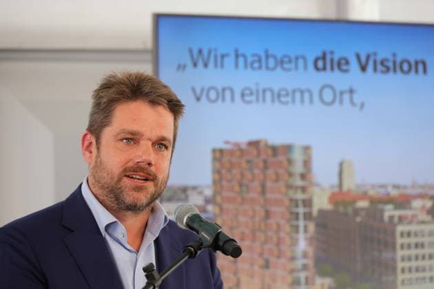 Spatenstich für das Bauprojekt der DIE Deutsche Immobilien Entwicklungs AG am Behrens-Ufer in Oberschöneweide; Baustellengelände des Behrens-Ufer in Berlin, Ostendstraße 1 mit Robert Sprajcar, Ceo DIEAG, Klemens Haselsteiner, Vorstandsvorsitzender Strabag SE, Regierender Bürgermeister Kai Wegner, Berlin Deutschland, Germany *** Ground-breaking ceremony for the Building project the the German Real estate Development AG on Behrens Shore in Oberschöneweide Site area of Behrens Shore in Berlin, Ostend Street 1 with Robert Sprajcar, CEO DIEAG, Klemens Haselsteiner, Chairman of the Board Strabag SE, Governor Mayor Kai Wegner, Berlin Germany, Germany