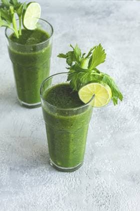 Zwei Gläser, mit grünem Smoothie, Sellerie und Spinat, Apfel und Kiwi, Gurke, Gemüsesmoothie, Frühstück, hausgemacht, ohne Menschen Two glasses, with green smoothie, celery and spinach, apple and kiwi, cucumber, vegetable smoothie, breakfast, homemade, no people Copyright: imageBROKER xDidebashvili ibxgai12083492.jpg