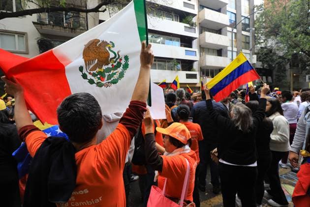 Venezuelans Protest Against Arrest of Maria Corina Machado Venezuelan citizens living in Mexico City, protest outside the Venezuelan embassy in Mexico, against the recent arrest of Maria Corina Machado and the reelection of President Nicolas Maduro. on January 9, 2025 in Mexico City, Mexico. (Photo by Ian Robles Eyepix Group) Copyright: xIanxRobles xEyepixxGroupx EL_09012025_140289JPEG