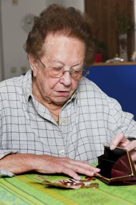 Alte Frau zählt ihr Geld Old woman counts her money Copyright: imageBROKER ErwinxWodickaxBilder ibxiqx12077266.jpg ,model released, Symbolfoto ,property released
