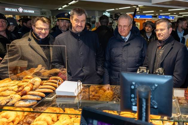 News Themen der Woche KW02 News Bilder des Tages Markus Söder und Joachim Herrmann präsentieren Sicherheitsmaßnahmen der Offensive Sichere Bahnhöfe am Nürnberger Hauptbahnhof, 10.01.2025 Bundestagsabgeordneter Michael Frieser (CSU) und Bayerischer Ministerpräsident Dr. Markus Söder (CSU), Joachim Herrmann und Oberbürgermeister Marcus König im Gespräch mit einer Bäckereiverkäuferin. Nürnberg Bayern Deutschland *** Markus Söder and Joachim Herrmann present security measures from the Safe Stations campaign at Nuremberg Central Station, 10 01 2025 Member of the Bundestag Michael Frieser CSU and Bavarian Prime Minister Dr Markus Söder CSU , Joachim Herrmann and Lord Mayor Marcus König in conversation with a bakery saleswoman Nuremberg Bavaria Germany 20250110-6V2A5349-M4000