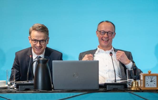 News Themen der Woche KW02 Bundesvorstandsklausur der CDU Deutschlands in Hamburg - Friedrich Merz, Parteivorsitzender und Kanzlerkandidat (rechts), mit seinem Generalsekretär Carsten Linnemann, beim Auftakt der Klausurtagung;Bundesvorstandsklausur der CDU Deutschlands in Hamburg - Friedrich Merz, Parteivorsitzender und Kanzlerkandidat (rechts), mit seinem Generalsekretär Carsten Linnemann, beim Auftakt der Klausurtagung, Hamburg Hamburg Deutschland Design Offices Hammerbrook *** Federal Executive Committee meeting of the CDU Germany in Hamburg Friedrich Merz, party chairman and candidate for chancellor right , with his Secretary General Carsten Linnemann, at the start of the closed meeting Federal Executive Committee meeting of the CDU Germany in Hamburg Friedrich