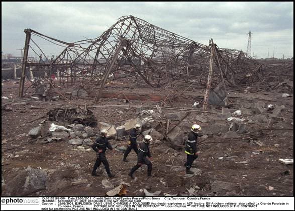September 21, 2001: explosion at the AZF chemical plant 22 09 2001. EXPLOSION DANS USINE CHIMIQUE A TOULOUSE Accidental explosion at AZF factory, Elf-Atochem refinery, also called La Grande Paroisse in Toulouse, France. *** local caption *** Toulouse France  Copyright: xQuiduxNoelx