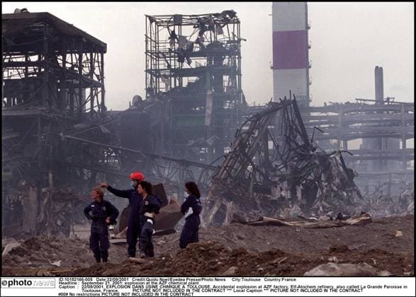 September 21, 2001: explosion at the AZF chemical plant 22 09 2001. EXPLOSION DANS USINE CHIMIQUE A TOULOUSE. Accidental explosion at AZF factory, Elf-Atochem refinery, also called La Grande Paroisse in Toulouse, France. *** local caption *** Toulouse France  Copyright: xQuiduxNoelx