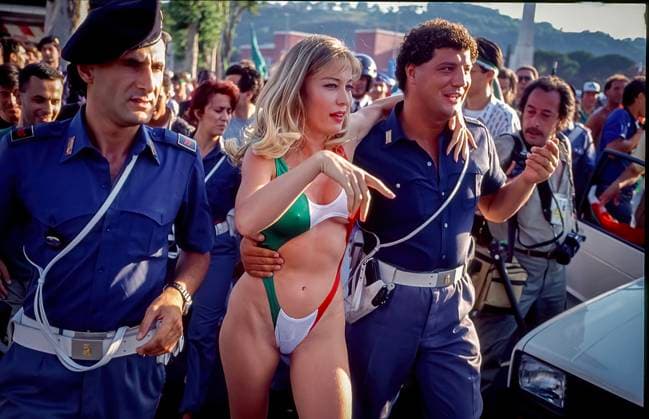 Archivbilder der Woche KW02 Moana Pozzi ROME, ITALY - JUNE 14: Actress Moana Pozzi brought to safety by police from the excitement of Italy fans in front of the Olympic stadium before the Italy vs. United States of America game during World Cup Italia 90 on June 14, 1990 in Rome, Italy. Rome Italy Copyright: xStefanoxMontesix