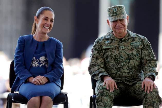 News Bilder des Tages MexicoÃ¢â‚¬â ¢s President Claudia Sheinbaum Pardo and Secretary of National Defense Ricardo Trevilla Trejo during the anti-gun campaign Ã¢â‚¬oeYes to Disarmament, Yes to PeaceÃ¢â‚¬Â, in the atrium of the Basilica of Guadalupe. on January 10, 2025 in Mexico City, Mexico. Mexico City Mexico - ZUMAe321 20250110_zia_e321_017 Copyright: xLuisxBarronx
