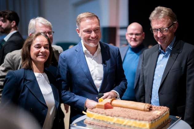 News Themen der Woche KW02 11.01.2025 - FDP-Bundesvorsitzender Christian Lindner erhält von der FDP Bielefeld während seiner Wahlkampfveranstaltung im Lenkwerk in Bielefeld eine Sahnetorte. , Bielefeld Nordrhein-Westfalen Deutschland Lenkwerk *** 11 01 2025 FDP Federal Chairman Christian Lindner receives a cream cake from the FDP Bielefeld during his election campaign event at the Lenkwerk in Bielefeld , Bielefeld North Rhine-Westphalia Germany Lenkwerk