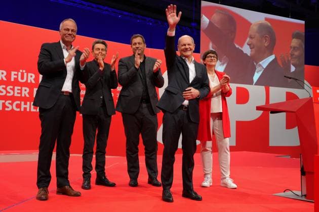 News Themen der Woche KW02 SPD ausserordentlichen Bundesparteitag 2025 Bundeskanzler Olaf Scholz mit dem SPD Parteivorsitzenden Saskia Esken und Lars Klingbeil sowie Matthias Miersch und Rolf Muetzenich beim ausserordentlichen SPD Bundesparteitag in Berlin , Berlin , 11.01.2025 Berlin Berlin Deutschland