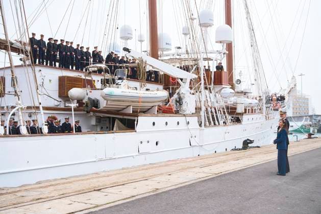 Bilder des Jahres 2025, Entertainment 01 Januar Entertainment Themen der Woche KW02 Entertainment Bilder des Tages Crown Princess Leonor Embarks On The Ship Juan Sebastian De Elcano In Cadiz King Felipe VI of Spain, Queen Letizia of Spain, Crown Princess Leonor attends the farewell of the training ship Juan Sebastian de Elcano at Port on January 11, 2025 in Cadiz, Spain Princess of Asturias will take part in this training cruise as part of her military education, sailing alongside 76 midshipmen and visiting eight countries on a six-month journey covering over 17,000 nautical miles. Photo by IMAGO MPG Cadiz Port Andalucia Spain  Copyright: xMPGx