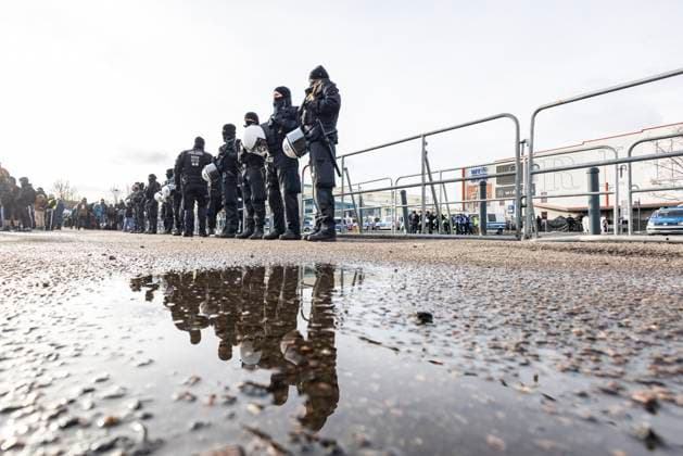 News Bilder des Tages Polizisten stehen in einer Reihe als Tausende Menschen aus dem gesamten Bundesgebiet am Samstag, 11.01.2025, im saechsischen Riesa gegen den AfD-Bundesparteitag protestieren (Foto). Strassenblockaden rund um die und in der Stadt verzoegerten den Beginn des Parteitags. (Siehe epd-Meldung vom 11.01.2025) EDITORIAL USE ONLY *** Police officers stand in a line as thousands of people from all over Germany protest against the AfD federal party conference in Riesa, Saxony, on Saturday, 11 01 2025 Photo Street blockades around and in the city delayed the start of the party conference See epd report from 11 01 2025 EDITORIAL USE ONLY Copyright: epd-bild Paul-PhilippxBraun 110125_ppb-53