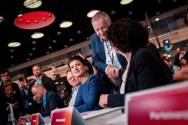Bundesparteitag vor der Bundestagswahl 2025 BSW Bundnis Sahra Wagenknecht in Bonn Parteigründerin und Parteivorsitzende Sahra Wagenknecht mit ihrem Ehemann Oskar Lafontaine;Bundesparteitag vor der Bundestagswahl 2025 BSW Bundnis Sahra Wagenknecht in Bonn , Bonn NRW Deutschland World Conference Center *** Federal party conference ahead of the 2025 federal election BSW Bundnis Sahra Wagenknecht in Bonn Party founder and chairwoman Sahra Wagenknecht with her husband Oskar Lafontaine Federal party conference ahead of the 2025 federal election BSW Bundnis Sahra Wagenknecht in Bonn , Bonn NRW Germany World Conference Center