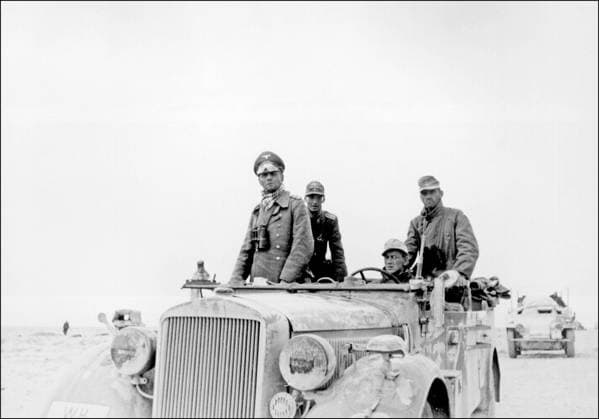 Archivbilder der Woche KW02 Worl War II General Erwin Rommel with the 15th Panzer Division between Tobruk and Sidi Omar. Sdf. Zwilling, Libya, January or November 24, 1941.  Copyright: xPhotrix