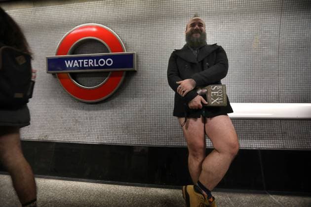 Bilder des Jahres 2025, News 01 Januar News Themen der Woche KW02 News Bilder des Tages January 12, 2025, London, England, United Kingdom: A traveller with a book waits on the platform for a train at Waterloo. Those participating in this annual event do for no reason other than to have fun. They gather, go onto the London Underground system, remove their trousers and ride around the system for a bit. The tradition started in New York in 2002, the whole point is to remain as nonchalant as possible despite the fact that participants have no trousers on. London United Kingdom - ZUMAmp3_ 20250112_zip_mp3_021 Copyright: xMartinxPopex