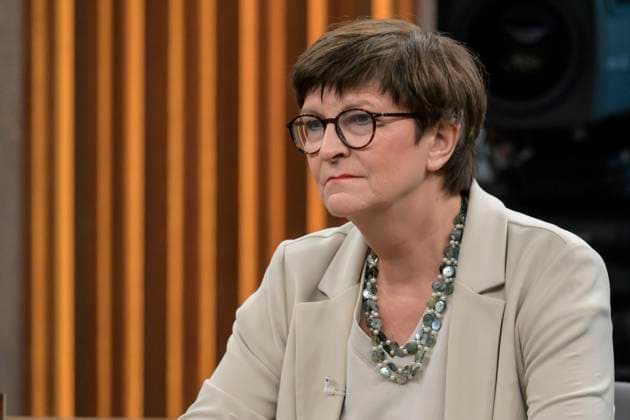 GER, Berlin, Studio, zu Gast bei - Caren Miosga, Polittalk, TV, Format, mit Moderatorin, Das Erste, aus Adlershof - am Studio 20, Das Thema: Schon wieder GroKo? Was Union und SPD fuer Deutschland wollen, im Bild: Saskia Esken (SPD-Parteivorsitzende) 12.01.2025, *** GER, Berlin, Studio, guest of Caren Miosga, Polittalk, TV, format, with presenter, Das Erste, from Adlershof at Studio 20, The topic Again GroKo What the CDU CSU and SPD want for Germany, in the picture Saskia Esken SPD party chairwoman 12 01 2025, Copyright: HMBxMedia UwexKoch