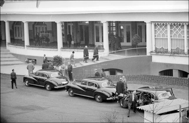 Konrad Adenauer Meeting between Charles de Gaulle and Konrad Adenauer. Bad-Kreuznach (Rhineland, Germany), on November 26, 1958. !!! SPECIAL PRICE!!! !!! SPECIALE PRIJS !!! !!! PRIX SPECIAL !!! IMAGES USERS WITH CONTRACT PAY FOR THIS IMAGE 75 EURO. USERS WITHOUT CONTRACT PAY THE USUAL SABAM PRICE ACCORDING TO THEIR CATEGORY !! BEELDGEBRUIKERS MET KONTRAKT BETALEN VOOR DIT BEELD 75 EURO. BEELDGEBRUIKERS ZONDER KONTRAKT BETALEN HET GEBRUIKELIJKE SABAM-TARIEF VAN HUN CATEGORIE !! LES UTILISATEURS D IMAGES AVEC CONTRAT PAIENT POUR CETTE IMAGE 75 EURO. LES UTILISATEURS D IMAGES SANS CONTRAT PAIENT LE TARIF SABAM USUEL DE LEUR CATEGORIE !! BAD-KREUZNACH RHINELAND GERMANY  Copyright: xx