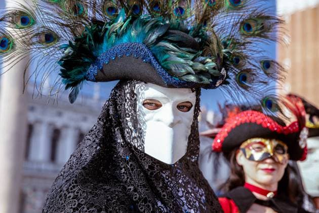 Caucasian adults in elaborate masks and costumes at festival Venice, Veneto, Italy R_GVYI250112A-1626520-01 EDITORIAL USE ONLY