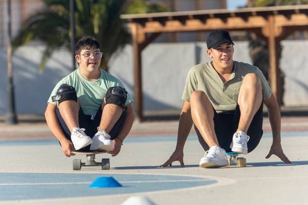 A Down syndrome teenager and his brother practice sports together, enjoying skateboarding outdoors Showcasing a family s bond and inclusivity, they share joyful moments Model Released JuanAizpuru_ID25240_729954_007 Copyright: xJuanxAizpurux RECORD DATE NOT STATED