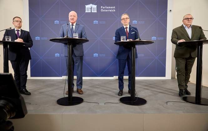 photonews.at Georges Schneider - Wien 13.01.2025 - Koalitionsgespräche FPÖ - ÖVP - Heute informierten FPÖ und ÖVP bei einer Pressekonferenz im Parlament über die ersten Fortschritte bei den Koalitionsverhandlungen. Hauptthema der bisherigen Verhandlungen waren das Budget. PHOTO: (v.L.)August Wöginger, ÖVP-Klubobmann, Christian Stocker, ÖVP-Bundesparteichef, Herbert Kickl, FPÖ-Bundesparteiobmann, Arnold Schiefer, FPÖ-Nationalratsabgeordneter bei der Pressekonferenz. Vienna (AUSTRIA) - Coalition talks FPÖ - ÖVP - Today, at a press conference in parliament, the FPÖ and ÖVP informed about the first progress in the coalition negotiations. The main topic of the negotiations so far has been the budget.- FPÖ, FPO, FPOe, OVP, OEVP, Press 