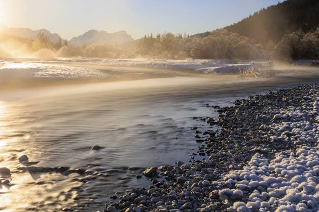 Wildfluss, Flussbett, Winter, Schnee, Raureif, Gegenlicht, Nebel, Langzeitbelichtung, Isar, Ausblick auf Zugspitze, Wettersteingebirge, Bayern, Deutschland, Europa Wild river, riverbed, winter, snow, hoarfrost, backlight, fog, long exposure, Isar, view of Zugspitze, Wetterstein range, Bavaria, Germany, Europe Copyright: imageBROKER MartinaxMelzer ibxmmm12123690.jpg