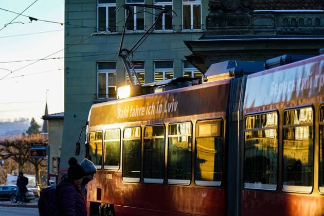Bern, Schweiz, Straßenbahn, Bernmobil, bald fahre ich in Lviv, öffentlicher Nahverkehr, Ukraine, Solidarität, Stadtverkehr, urbane Mobilität, Sonnenuntergang, Tramwerbung, Kulturverbindung, Partnerschaft Bern-Lviv, Ukraine-Krieg, Unterstützung, humanitäre Hilfe, Stadtleben, Verkehrsmittel, Symbolfoto für europäische Zusammenarbeit, Nahverkehr und Städtepartnerschaften, Reflexionen, internationale Solidarität. *** Bern, Switzerland, streetcar, Bernmobil, soon Ill be driving in Lviv, local public transport, Ukraine, solidarity, urban transport, urban mobility, sunset, streetcar advertising, cultural connection, Bern Lviv partnership, Ukraine war, support, humanitarian aid, city life, means of transport, symbolic photo for Europe Copyright: xJOERANxSTEINSIEKx