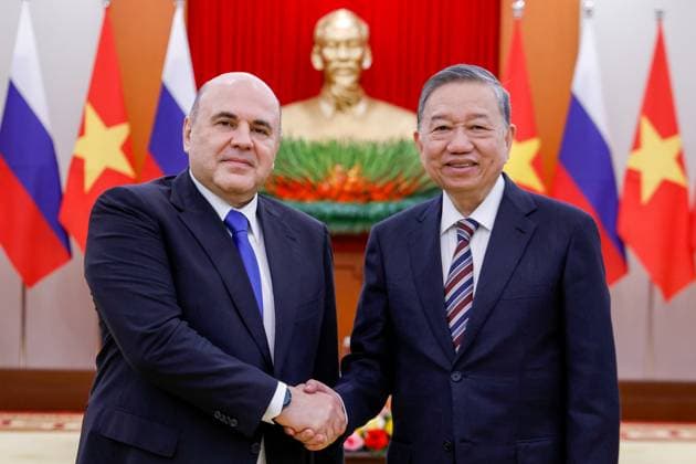 VIETNAM, HANOI - JANUARY 14, 2025: Russia s Prime Minister Mikhail Mishustin (L) and To Lam, general secretary of the Communist Party of Vietnam, shake hands during a meeting. Dmitry Astakhov POOL TASS  77422850