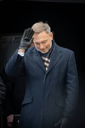 Christian Lindner, FDP-Parteivorsitzender und ehemaliger Bundesfinanzminister, während der Wahlkampfveranstaltung auf dem Kröpcke in Hannover, Niedersachsen;Christian Lindner, FDP-Parteivorsitzender und ehemaliger Bundesfinanzminister, während der Wahlkampfveranstaltung auf dem Kröpcke in Hannover, Niedersachsen, Hannover Niedersachsen Deutschland Kröpcke *** Christian Lindner, FDP party chairman and former federal finance minister, during the election campaign event at the Kröpcke in Hanover, Lower Saxony Christian Lindner, FDP party chairman and former federal finance minister, during the election campaign event at the Kröpcke in Hanover, Lower Saxony, Hanover Lower Saxony Germany Kröpcke