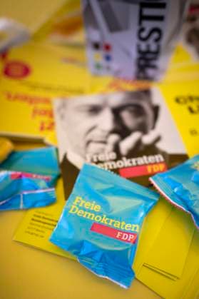 Christian Lindner - Wahlkampftour FDP DEU, Deutschland, Germany, Potsdam, Brandenburg, 08.01.2025 Infomaterial Souvenire und Bonbons beim Wahlkampfauftakt der FDP Freie Demokraten zur Wahlkampftour zum Bundestagswahlkampf unter dem Slogan Alles Laesst sich aendern in Potsdam Brandenburg Deutschland . Nach dem Bruch der Drei-Parteien-Bundeskoalition im vergangenen November werden in Deutschland am 23. Februar 2025 vorgezogene Bundestagswahlen abgehalten. en: Information material souvenirs and sweets at the start of the FDP Free Democrats campaign tour for the federal election campaign under the slogan Everything can be changed in Potsdam Brandenburg Germany . Germany is scheduled to hold snap parliamentary elections on February 23 followin