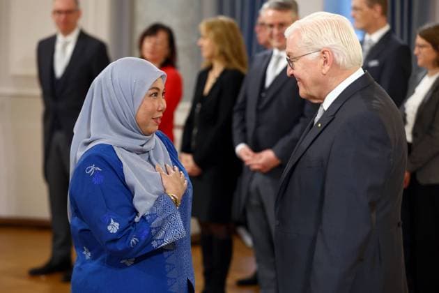 Bilder des Jahres 2025, News 01 Januar News Themen der Woche KW03 News Bilder des Tages Diplomatischer Corps, Neujahrsempfang des Bundespräsidenten im Schloss Bellevue, Berlin 14.01.2025 Adina Binti Kamarudin (Malaysia) wird von Frank-Walter Steinmeier (Bundespräsident der Bundesrepublik Deutschland) empfangen vor dem Neujahrsempfang des Bundespräsidenten im Schloss Bellevue, Berlin 14.01.2025 Berlin Schloss Bellevue *** Diplomatic Corps, New Years Reception of the Federal President at Bellevue Palace, Berlin 14 01 2025 Adina Binti Kamarudin Malaysia is received by Frank Walter Steinmeier President of the Federal Republic of Germany before the New Years Reception of the Federal President at Bellevue Palace, Berlin 14 01 2025 Berlin Bellevue Palace Copyright: xBenxKriemannx