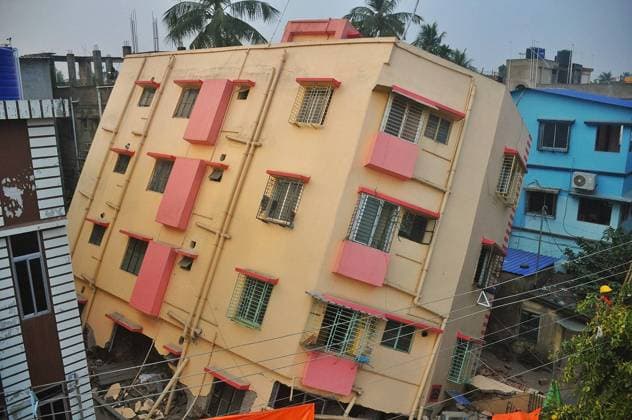 Bilder des Jahres 2025, News 01 Januar News Themen der Woche KW03 News Bilder des Tages Building Collapse In Kolkata s Vidyasagar Colony A large portion of the ground floor of a four-storey building in Vidyasagar Colony, Baghajatin, Kolkata, India, near Anirban Sangha, collapses on January 14, 2025, leaving the building dangerously tilted. Preliminary investigations indicate that inferior materials are used in the building s frame, sparking concerns regarding the quality of the building materials employed. Authorities from nearby areas rush to the scene to safeguard the locality and prevent more harm. As a precaution, nearby inhabitants are evacuated, although no casualties are reported yet. Senior police officials, representatives of the Disaster Management Group (DMG), and fire officials arrive at the location, and the build  Copyright: xDebajyotixChakrabortyx originalFilename: chakraborty-notitle250114_npIW9.jpg
