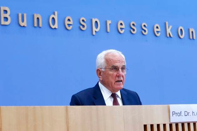 Prof. Dr. h.c. Peter Hartz, Vorsitzender der Regierungskomission fuer Moderne Dienstleistungen am Arbeitsmarkt 2002, waehrend der Pressekonferenz zur Weiterentwicklung der Arbeitsmarktreform der Agenda 2010 im Haus der Bundespressekonferenz in Berlin, Berlin Deutschland, Germany *** Prof Dr H C Peter Hartz, Chairman the Government Commission for Modernity Services on Labour market 2002, waehrend the Press conference to Further development the Labour market reform the Agenda 2010 at House the Federal press conference in Berlin, Berlin Germany, Germany