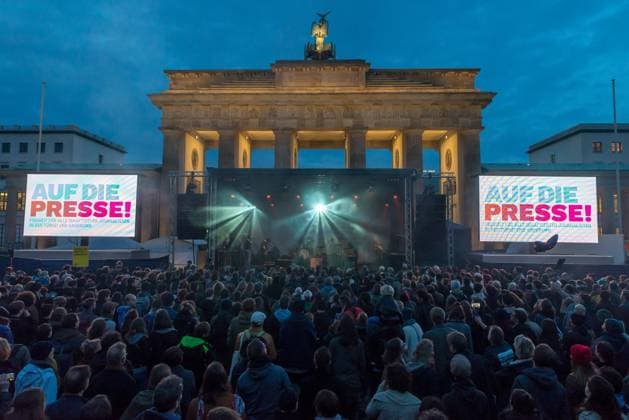 Konzert von The Notwist. Auf die Presse: das FreeDeniz-Konzert zur Internationaler Tag der Pressefreiheit vor dem Brandenburger Tor in Berlin in Kooperation mit Amnesty International, Reporter ohne Grenzen fuer die Freilassung von Deniz Yuecel und alle anderen inhaftierten Journalisten in der Tuerkei und anderswo. Berlin Deutschland, Germany *** Concert from The Notwist at the Press the FreeDeniz Concert to international Day the Freedom of the press before the Brandenburg Gate in Berlin in Cooperation with Amnesty International, Reporter without Borders for the Release from Deniz Yuecel and all others Prisoners Journalists in the Turkey and elsewhere Berlin Germany, Germany