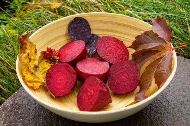Bambusschale mit frischen, rohen Rote-Bete-Hälften. Wintergemüse, Saisongemüse, gesunde Ernährung Bambusschale mit frischen, rohen Rote-Bete-Hälften und einigen Herbstblättern. Wintergemüse, Saisongemüse, gesunde Ernährung Copyright: xZoonar.com SandraAlkadox 22603973