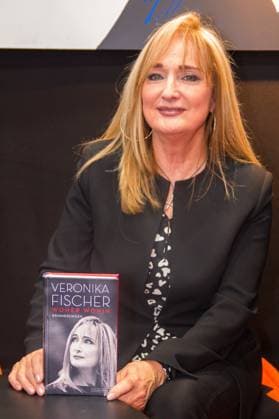 Die Ostdeutsche Sängerin und Autorin Veronika Fischer mit ihrem Buch, Sachsen Deutschland, germany *** the East Germans Singer and Author Veronika Fischer with their Book, Saxony Germany, Germany