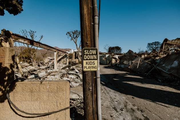 Bilder des Jahres 2025, News 01 Januar News Themen der Woche KW03 Pacific Palisades California Wildfires January 14 A Slow Down Kids Playing? sign remains standing amidst the ruins of a fire-ravaged neighborhood in Pacific Palisades, Calif., on Jan. 14, 2025. The destruction left by the wildfires starkly contrasts with the once-lively community. Los Angeles California United States Copyright: xDavidxPashaeex