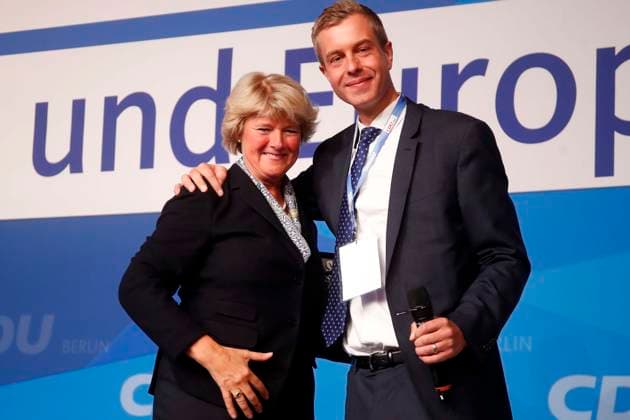 Stefan Evers, Generalsekretaer, verabschiedet Monika Gruetters, noch-Landesvorsitzende, aus dem Amt mit Geschenk, Vase, auf dem 44. Landesparteitag der Berliner CDU in Berlin, Berlin Deutschland, Germany *** Stefan Evers, Secretary General, Adopted Monika Gruetters, still National Chairwoman, from the Office with Gift, Vase, at the 44 State Party Conference the Berlin CDU in Berlin, Berlin Germany, Germany
