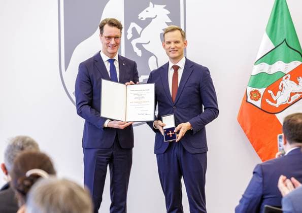 News Bilder des Tages 15.01.2025. Düsseldorf. NRW-Ministerpräsident Hendrik Wüst händigt Persönlichkeiten des Landes Nordrhein-Westfalen den Verdienstorden der Bundesrepublik Deutschland aus. Der Bundesverdienstorden ist die höchste Auszeichnung der Bundesrepublik Deutschland und ehrt besondere Leistungen für das Gemeinwesen. Hier: Professor Dr. Hendrik Streeck zählt zu den führenden Virologen in Deutschland. Seit 2019 leitet der Facharzt für Mikrobiologie, Virologie und Infektionsepidemiologie das Institut für Virologie am Universitätsklinikum Bonn. Neben seiner Arbeit in der HIV-Forschung engagiert er sich weit über das übliche berufliche Maß hinaus. In der COVID-19-Pandemie wirkte Hendrik Streeck in verschiedenen Gremien mit, auch im Expertenrat Corona der
