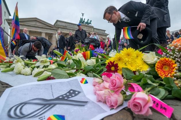 Helmut Metzner. Stilles Gedenken vor der Amerikanischen Botschaft in Berlin nach der bewaffneten Angriff auf dem Club Pulse fuer Schwule, Lesben und Transpersonen in Orlando mit etwa 50 Toten und zahlreichen Schwerverletzten gekommen. . Berlin Deutschland, Germany *** Helmut Metzner Silence Commemoration before the American Message in Berlin to the armed Attack at the Club Pulse for Gays, Lesbians and Trans people in Orlando with about 50 Dead and numerous Seriously injured come Berlin Germany, Germany