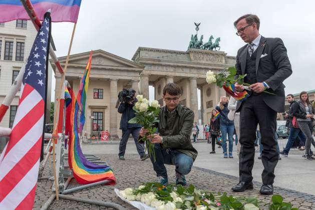 Joerg Steinert Geschaeftsfuehrer der LSVD Berlin-Brandenburg und Helmut Metzner. Stilles Gedenken vor der Amerikanischen Botschaft in Berlin nach der bewaffneten Angriff auf dem Club Pulse fuer Schwule, Lesben und Transpersonen in Orlando mit etwa 50 Toten und zahlreichen Schwerverletzten gekommen. . Berlin Deutschland, Germany *** Joerg Steinert Managing Director the LSVD Berlin Brandenburg and Helmut Metzner Silence Commemoration before the American Message in Berlin to the armed Attack at the Club Pulse for Gays, Lesbians and Trans people in Orlando with about 50 Dead and numerous Seriously injured come Berlin Germany, Germany